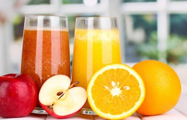 Por qué es mejor comer frutas enteras en lugar de jugo