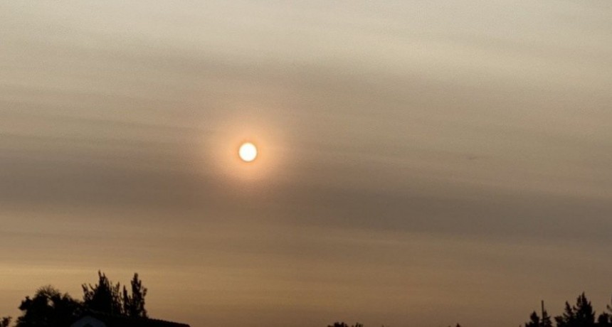 Catástrofe ambiental en Australia: el humo de los incendios llegó a Argentina y el sol se vio más rojizo