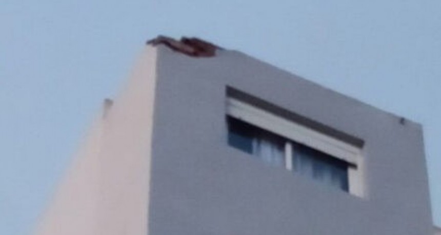 Tormenta en Bahía Blanca: un rayo partió la terraza de un edificio