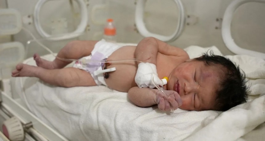 La historia de la beba que nació en medio del sismo y aún estaba unida a su mamá muerta por el cordón