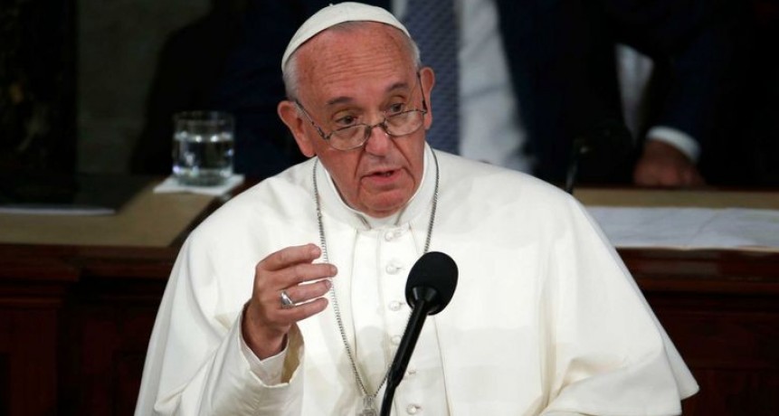 Por coronavirus, el Papa rezó este domingo vía streaming