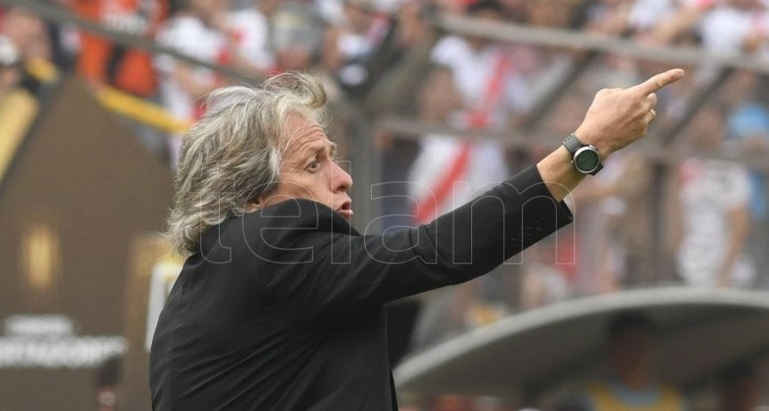 El entrenador de Flamengo reclama la suspensión del fútbol