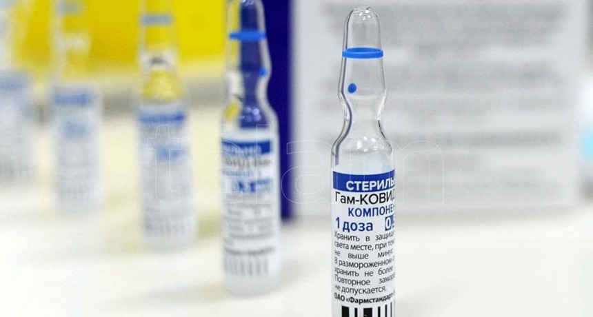 Amenazada por el aumento de contagios, la UE examina la vacuna Sputnik V y Rusia promete dosis