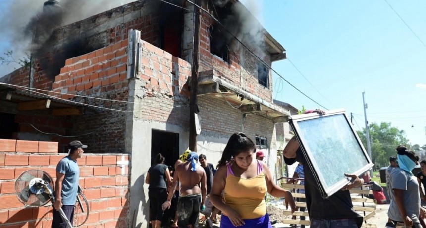 Vecinos del niño asesinado en Rosario saquearon e incendiaron la casa de presunto narco