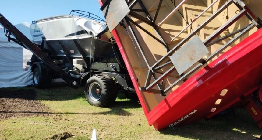 Feroz temporal en varias zonas del país: camiones volcados, granizo y destrozos