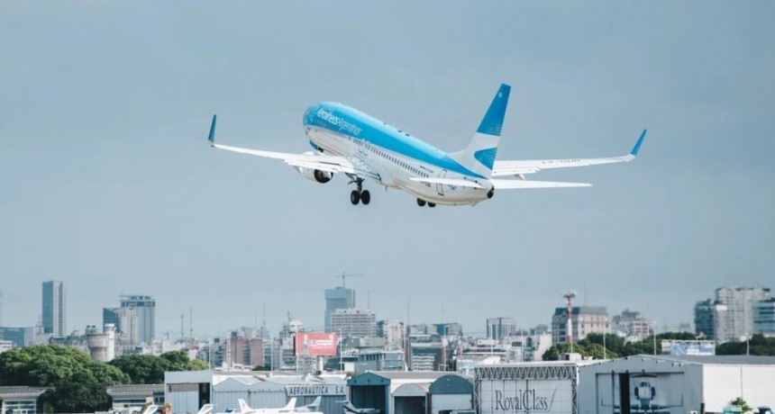 Una aerolínea que opera en la Argentina lanzó 6 cuotas sin interés para sus vuelos de cabotaje