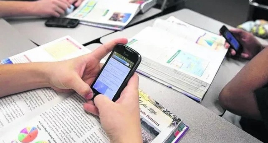 Buscan regular el uso de celulares en las Escuelas Primarias