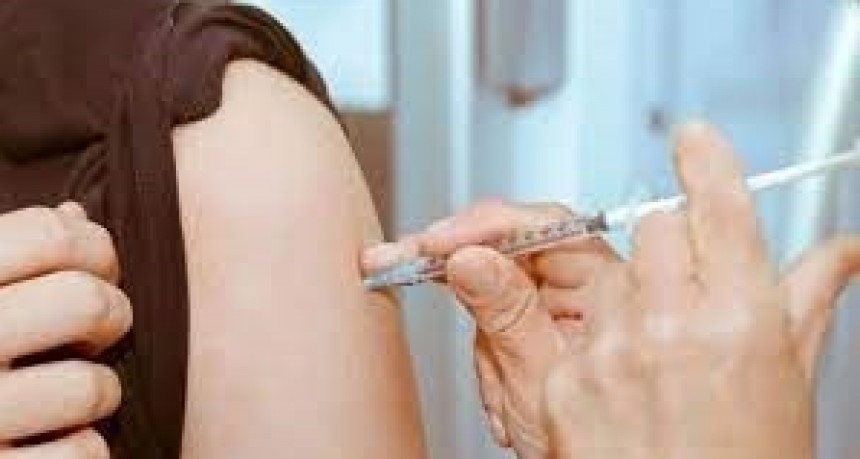 Ante el brote de gripe A, expertos aseguran que se puede aplicar la vacuna contra el coronavirus y la antrigripal el mismo día