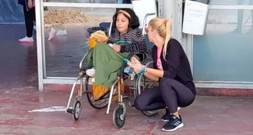 Una joven con discapacidad fue abandonada por su novio en la terminal de micros