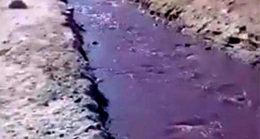 Asombra el color morado de un río de Salta