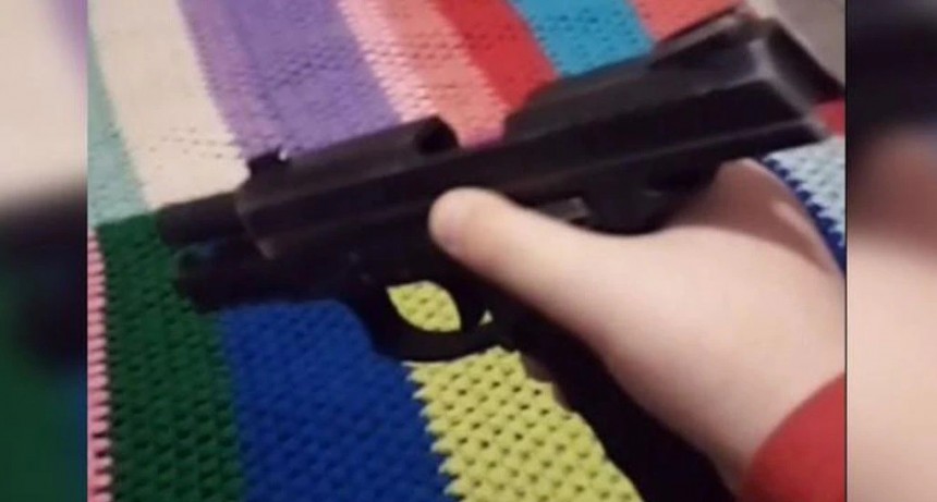Escándalo en Córdoba  / Un niño se filmó con un arma y amenazó a sus compañeros