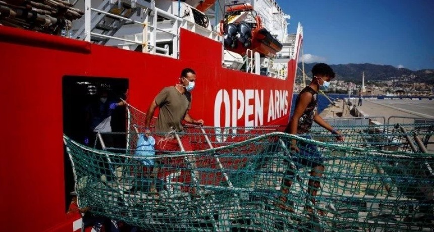 Rescataron a más de un centenar de migrantes que navegaban en una balsa de madera en el Mediterráneo