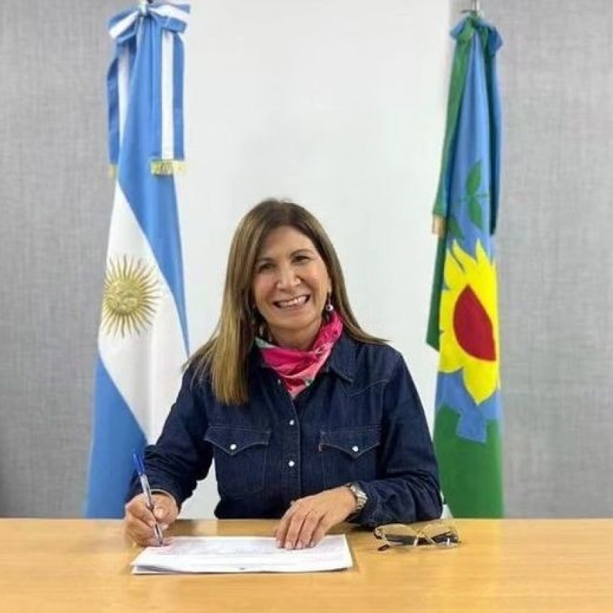 Viviana Guzzo firmò como 2da. precandidata a Diputada provincial de Unión por la Patria, para la 4º Sección