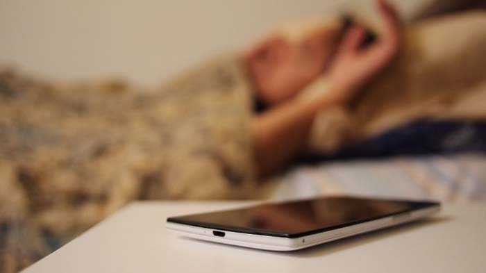 ¿Duerme con el móvil en la mesita de luz? Hoy dejará de hacerlo