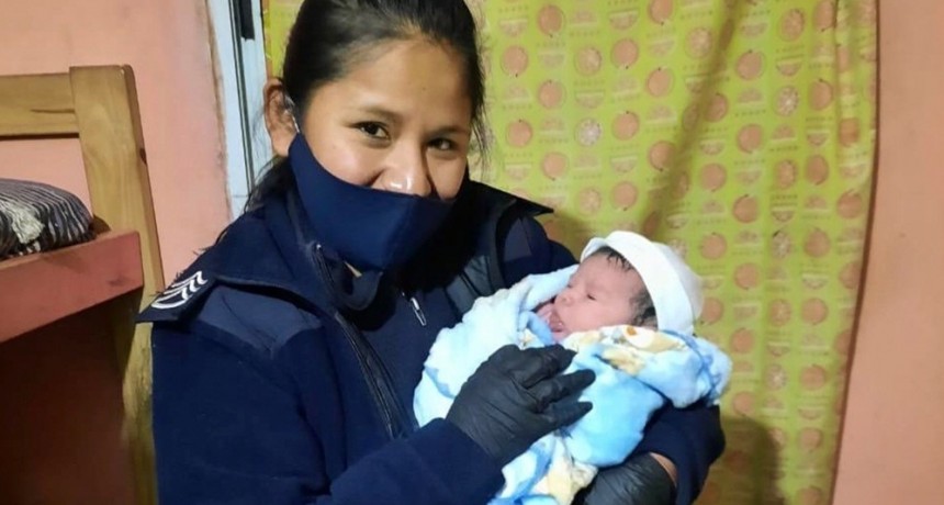 Policías asistieron a una mujer que dio a luz una beba en el baño de su casa en Mar del Plata