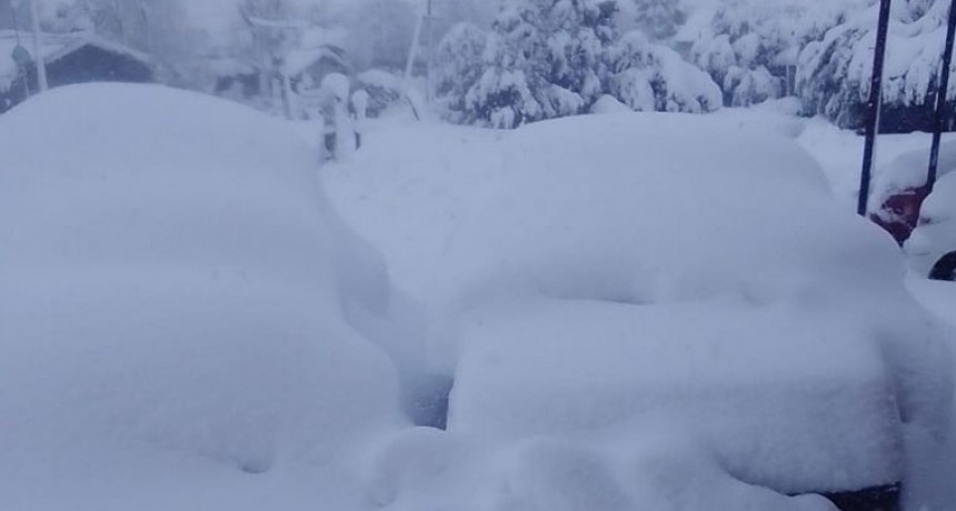 Crudo invierno - Bariloche continúa sin clases por la tormenta de nieve: alerta en rutas