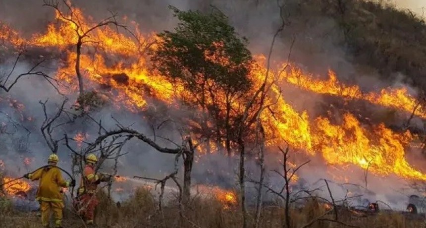 Córdoba  Incendio en el Cerro Uritorco: evacuan un barrio