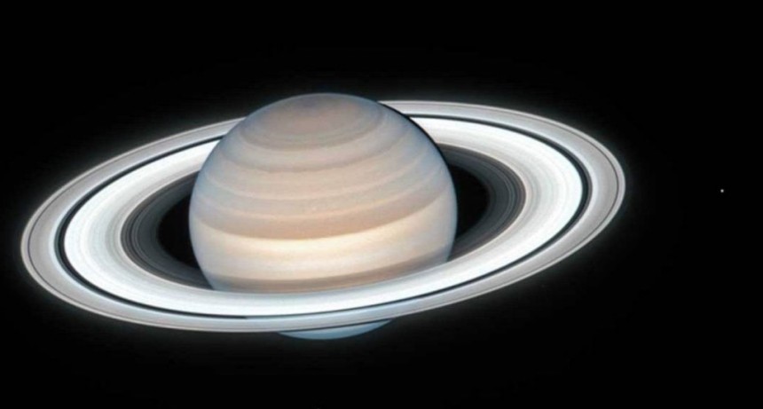 IMPERDIBLE | Esta noche Saturno y la Luna se juntan en el cielo