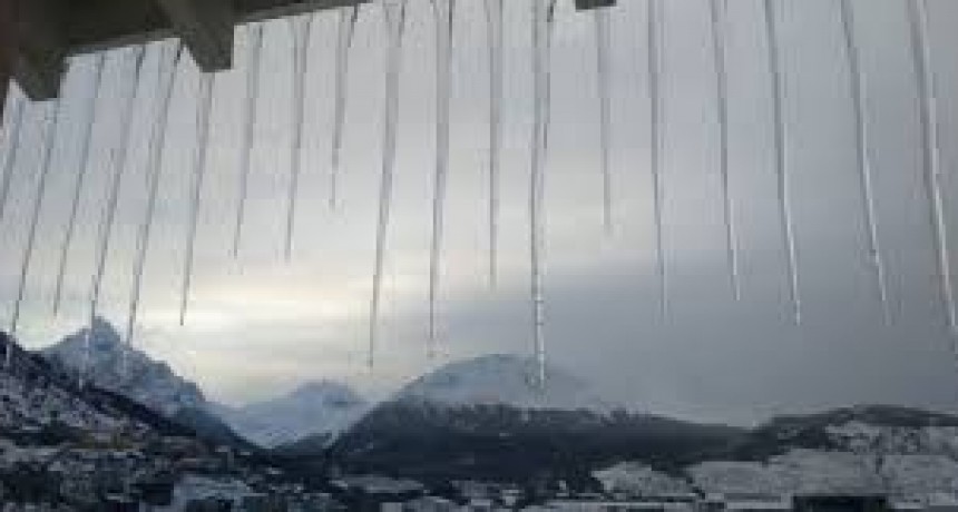 Ola polar  | Estalactitas en los techos de Ushuaia por intensa nevada