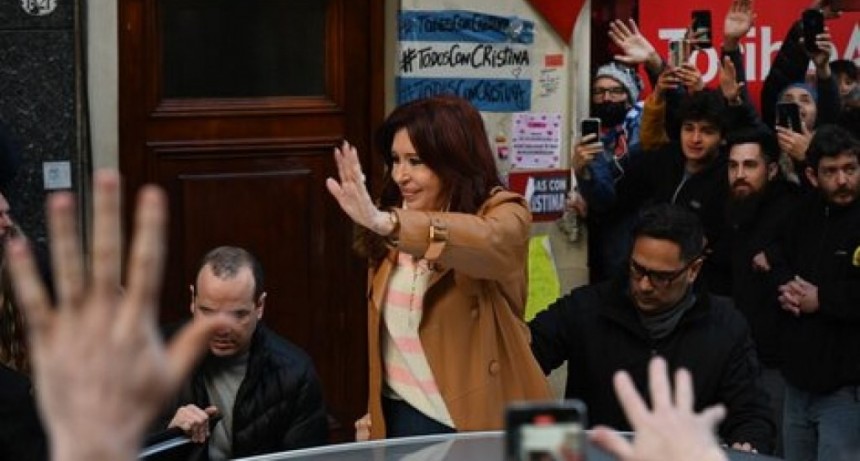 La militancia kirchnerista copó la esquina de la casa de Cristina Kirchner