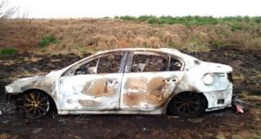 Un auto se  incendia a la altura del Paraje de Los Bosques