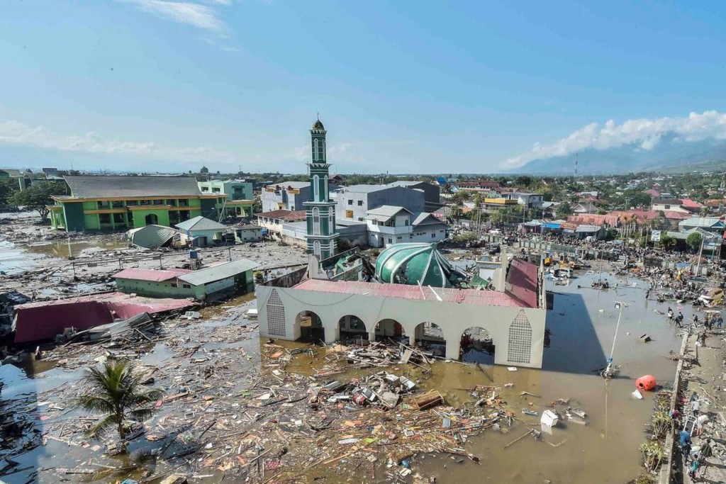 Catástrofe en Asia. Dramáticas fotos del tsunami en Indonesia: 832 muertos