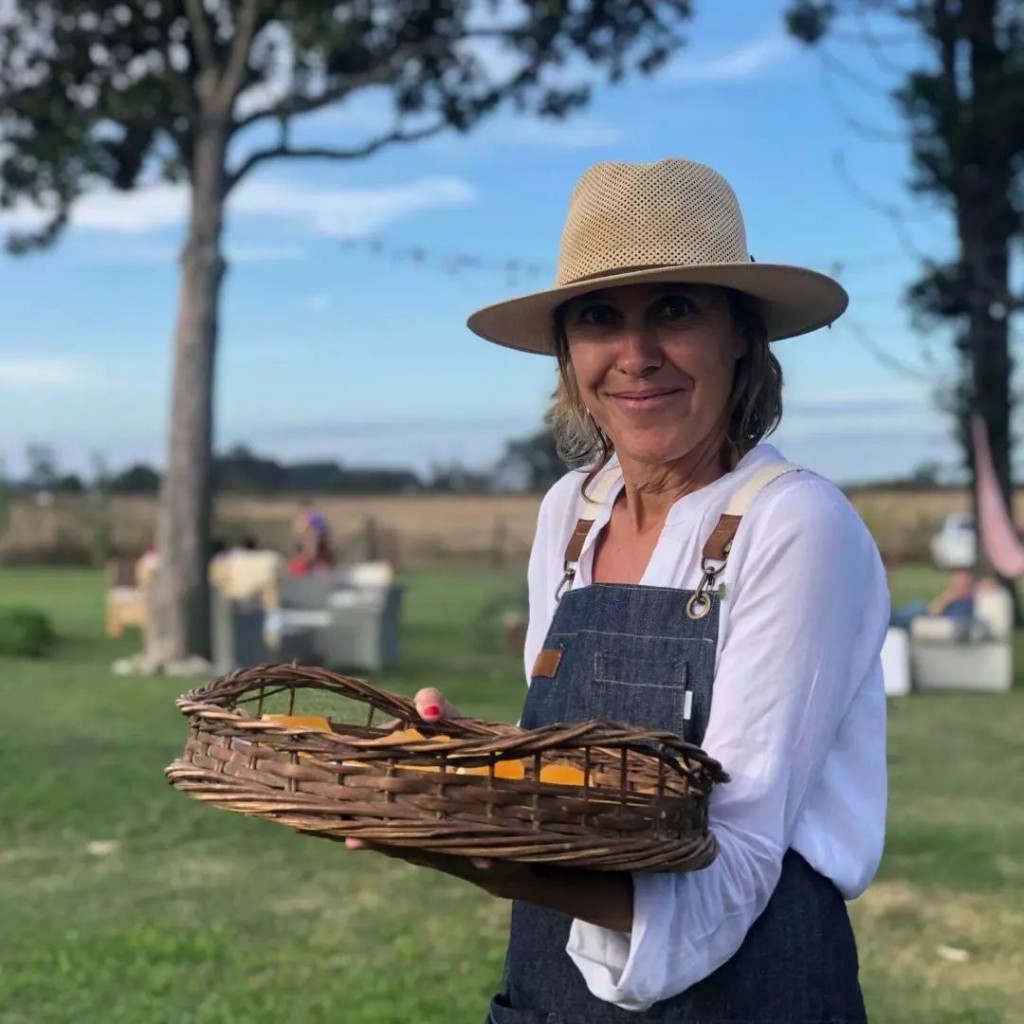 LAURA CASCALLAR: La tradición del asado,  y  platos representativos del campo bonaerense y la amabilidad, se conjugan