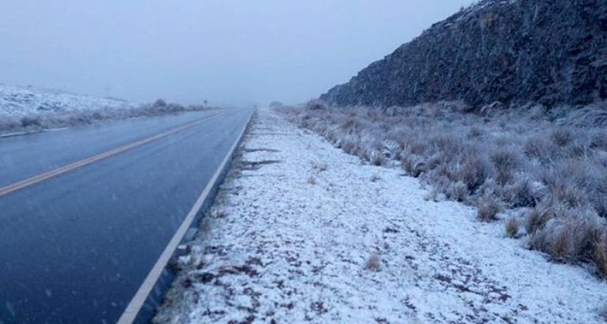 Frío en Córdoba.  Intensa nevada sorprendió a los automovilistas en el Camino de las Altas Cumbres