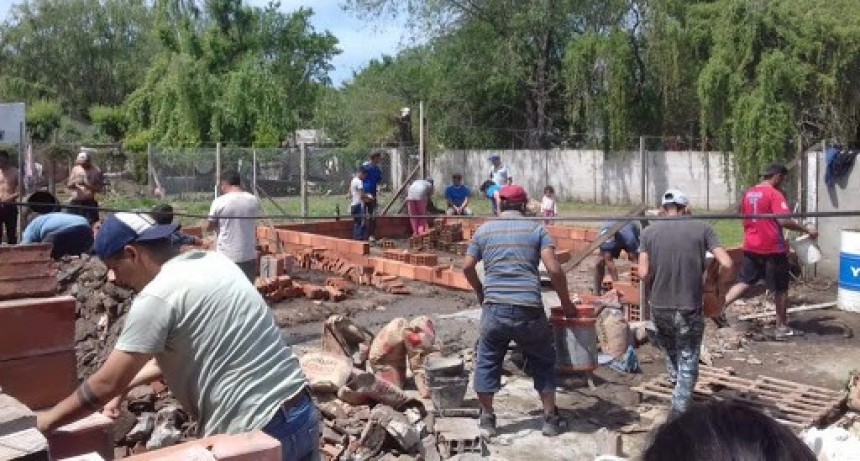 9 DE JULIO: Cuando la solidaridad le gano a la tragedia.  Ademas de donaciones, sus vecinos le construyen la casa