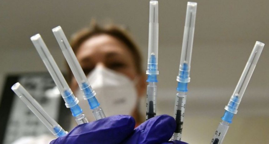 Lucha contra el coronavirus  | España aplicará una tercera dosis a mayores de 70 años