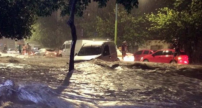 Un temporal provocó cortes de luz, voladuras de techos y caída de árboles en Tucumán