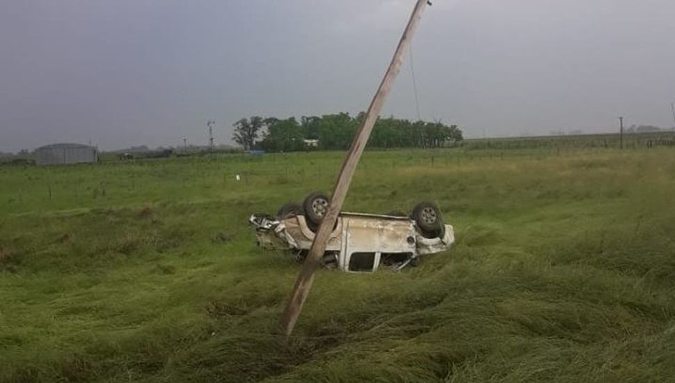 Ruta 7: una camioneta perdió el control y volcó sobre la banquina