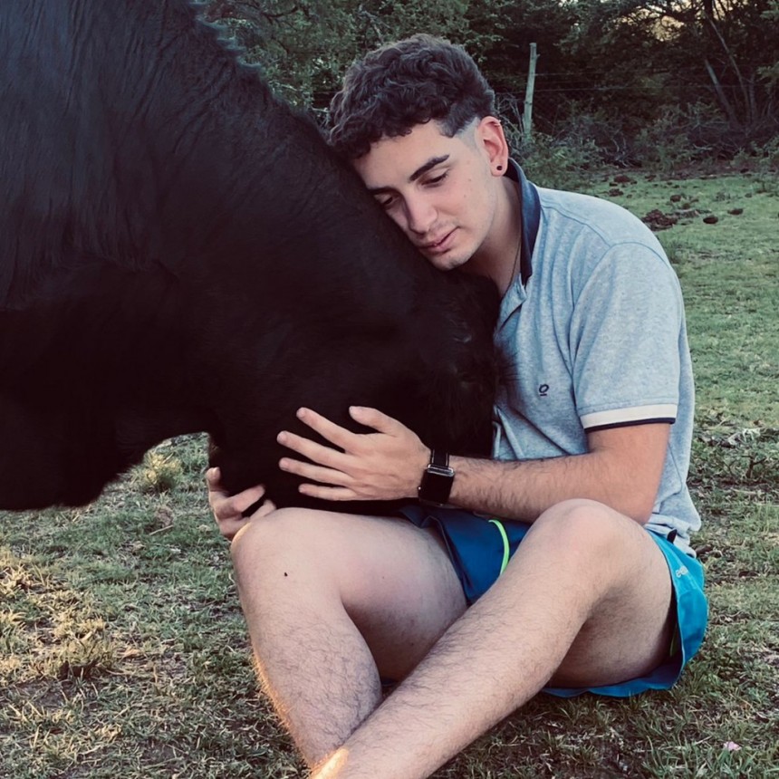 LA VACA CLOTA |  Una vaca de mascota, sus habilidades crecen día a día y ambos son famosos en las redes sociales