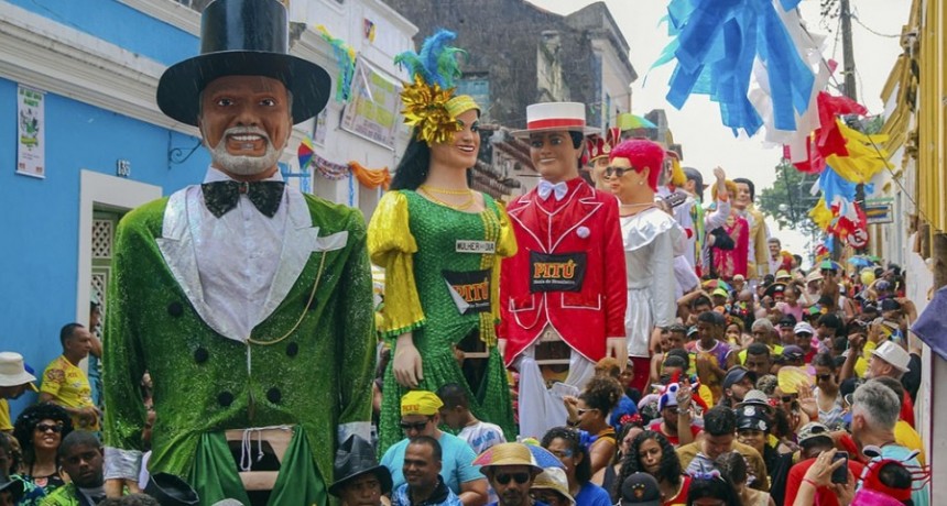 Más de 70 ciudades de Brasil suspenden el carnaval por temor a un rebrote de coronavirus