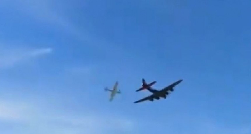 Dos aviones chocaron en pleno vuelo durante festival aéreo en Dallas
