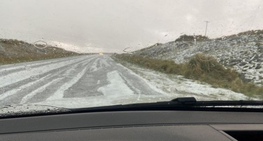 Clima inestable.  No es nieve: el camino de las Altas Cumbres se tiñó de blanco por el granizo