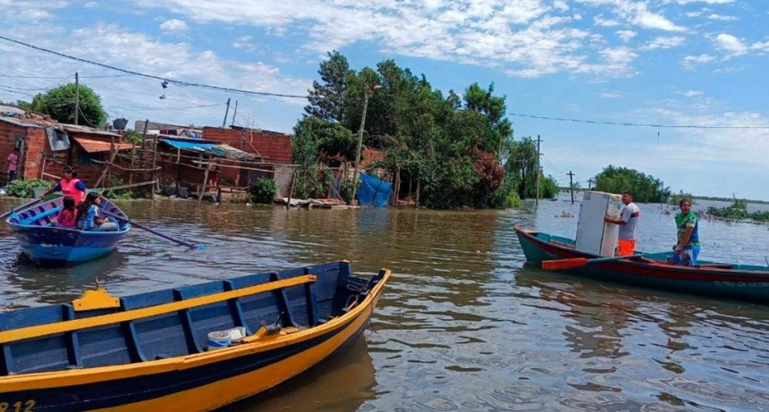 Estiman que la crecida del Paraná por lluvias en Brasil llegaría a la región en diez días