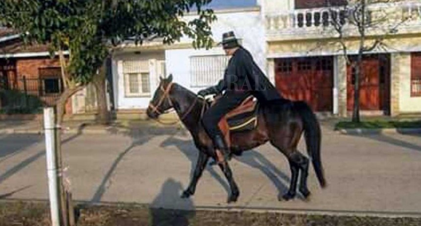 Insólito: disfrazado y a caballo por el centro, pidió por la vuelta de 