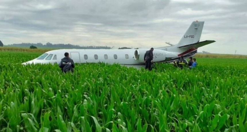 Un avión aterrizó de emergencia en un campo de maíz