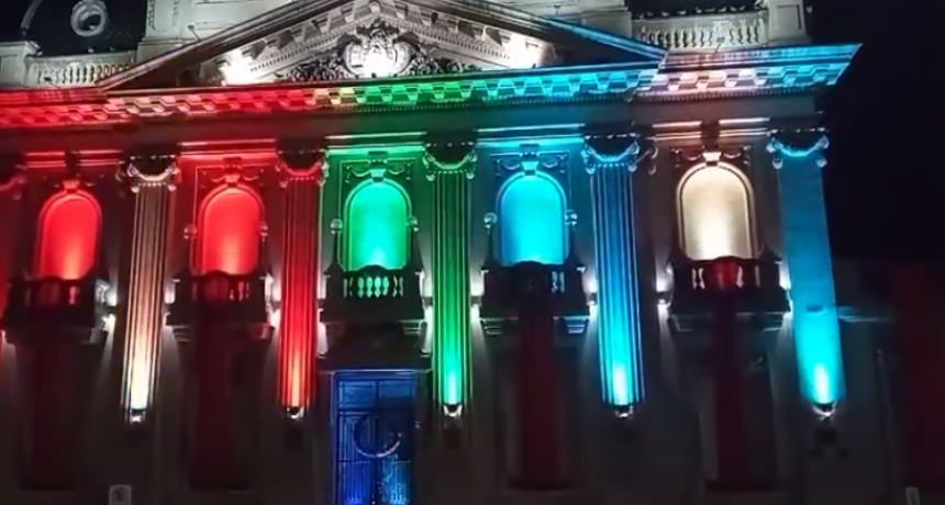CIUDAD DE NUEVE DE JULIO: El frente de la municipalidad se tiñó con los colores del arbolito