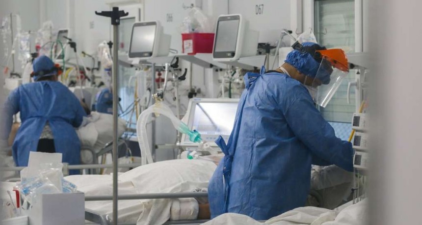 “Hay colegas que murieron, otros renunciaron y algunos ya no pueden más”: intensivistas advierten que el personal de salud está al límite