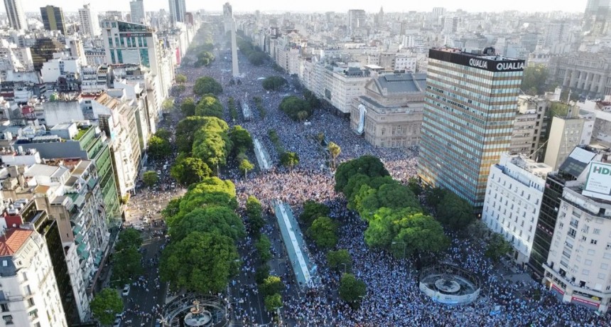 Miles de argentinos coparon el Obelisco para festejar la Copa con la selección