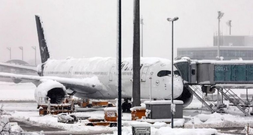 Tormenta de nieve  De no creer: se congelaron hasta los aviones por el intenso frío en Alemania
