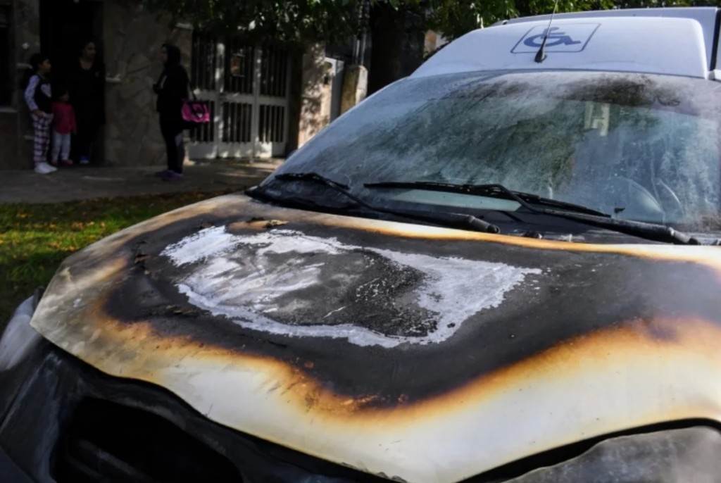 Incendios de autos y nuevas amenazas contra Bullrich y Pullaro en Rosario