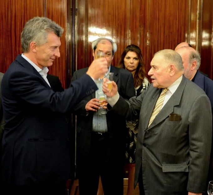 El Presidente brinda con los periodistas de casa de gobierno