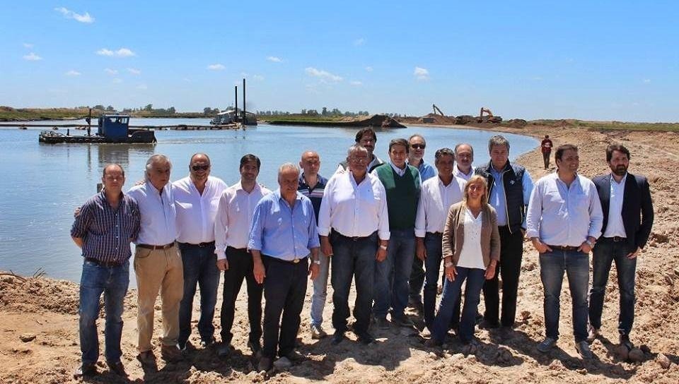 Franco Flexas y otros intendentes recorrieron  junto a Sarquís y Gigante las obras en la Cuenca del Salado.